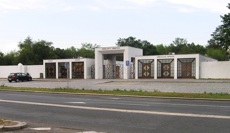 Druhý největší pražský hřbitov čeká oprava. Bude vypadat důstojněji