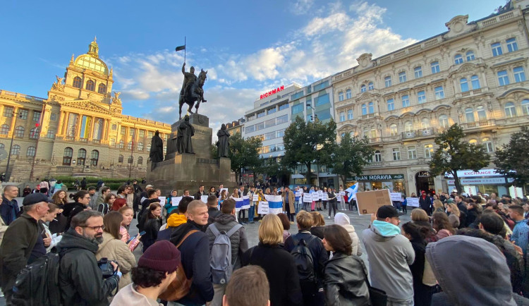 V centru Prahy se sešli Rusové. Požadují okamžité zastavení Putina