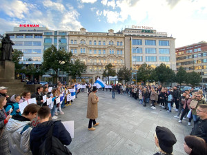 V centru Prahy se sešli Rusové. Požadují okamžité zastavení Putina