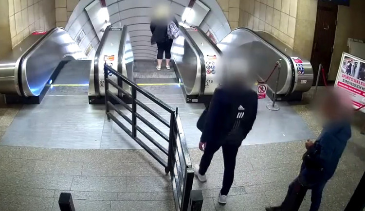 VIDEO: Kapsáři okrádali v Praze seniory v metru