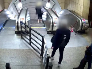 VIDEO: Kapsáři okrádali v Praze seniory v metru