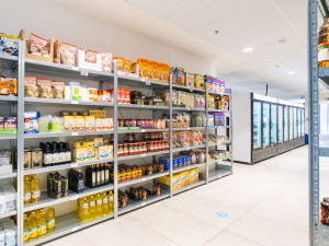 Šampon, rohlík i nabíječka. Zboží se k vám nyní přes Wolt Market dostane do 30 minut po celé Praze!