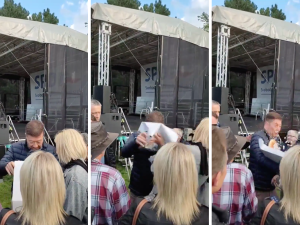 VIDEO: Žena chtěla na mítinku v Praze hodit Okamurovi do obličeje štrúdl. Zadržela ji policie