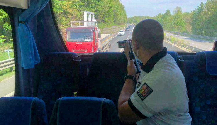 Policisté si z autobusu posvítili na řidiče. Mnozí nepoužívají bezpečnostní pásy