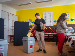 VOLBY 2022: Začíná druhý den voleb. Češi rozhodnou o složení městských a obecních zastupitelstev