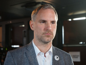 Zdeněk Hřib ve štábu Pirátů. Foto: Honza Faltus