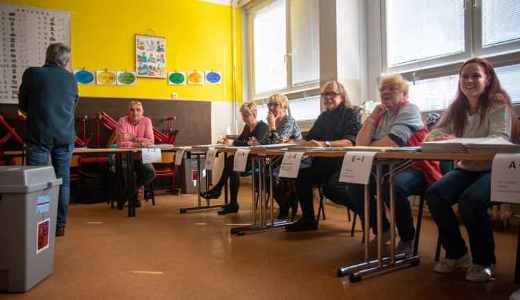 VOLBY 2022: Sčítání hlasů začalo. Volební místnosti se úderem druhé hodiny uzavřely