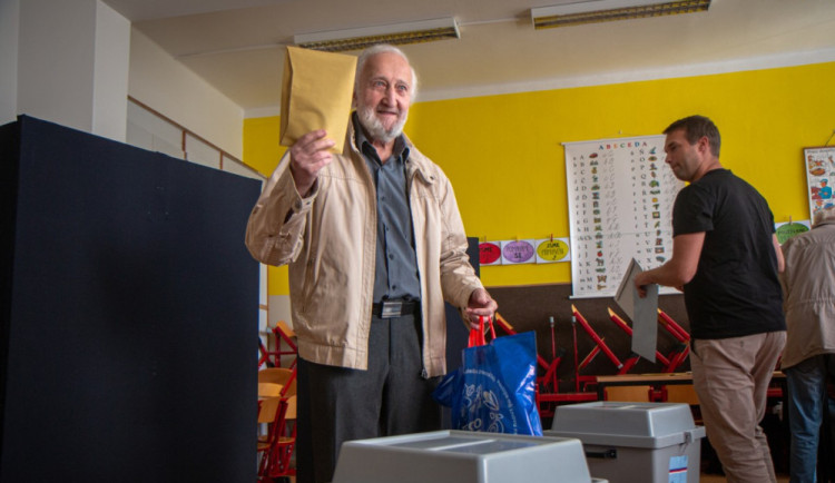 VOLBY 2022: Začíná druhý den voleb. Češi rozhodnou o složení městských a obecních zastupitelstev