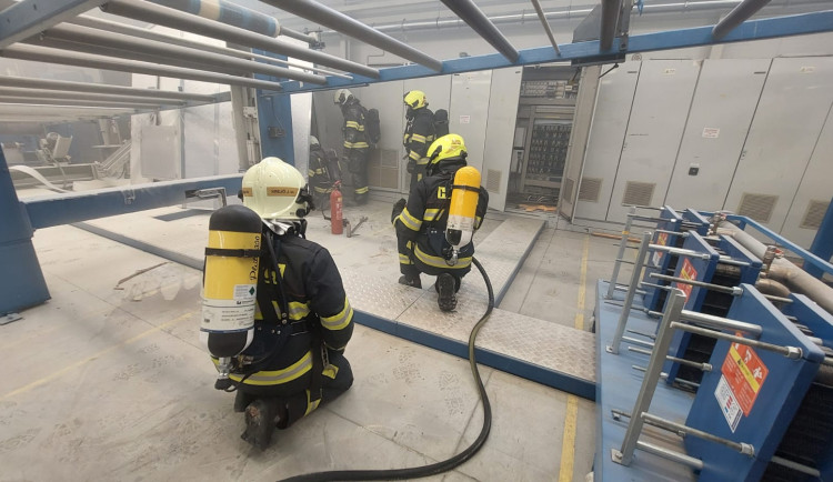 V Táboře hořela drtička plastů. Hasiči evakuovali sedm lidí, škoda je pět milionů korun