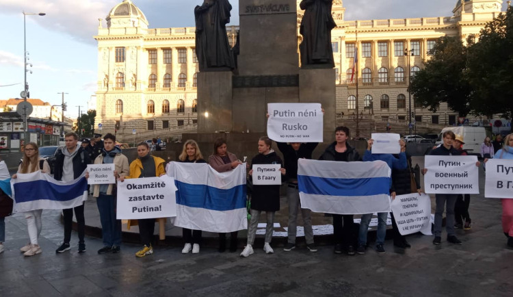 Desítky lidí v Praze demonstrovaly proti mobilizaci a agresi Ruska na Ukrajině