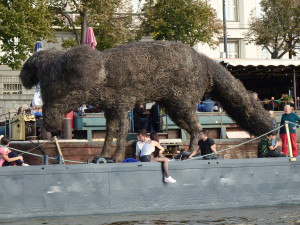 Smutný sedmimetrový pes Františka Skály odpluje z náplavky na festival do Drážďan