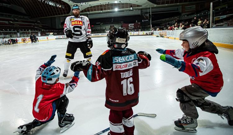 VIDEO: Setkání s hráči i maskotem. Sparta láká malé hokejové naděje