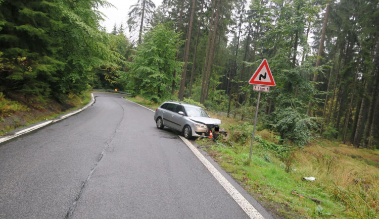 Řidička na Jablonecku nezvládla projet zatáčku a dostala smyk. Narazila do pařezu