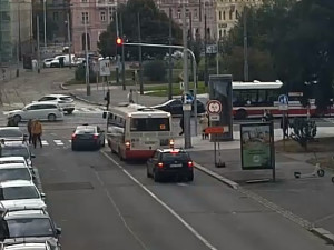 VIDEO: Muž ukradl taxi, pak ohrožoval provoz i chodce. Byl opilý a zdrogovaný