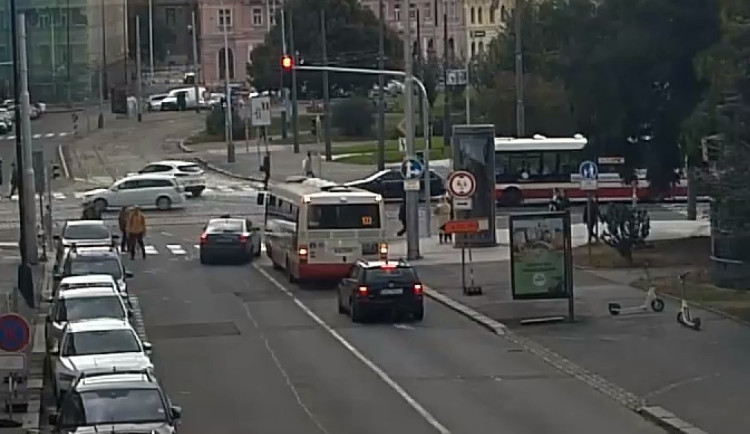Na Florenci muž předjížděl autobus na přechodu.