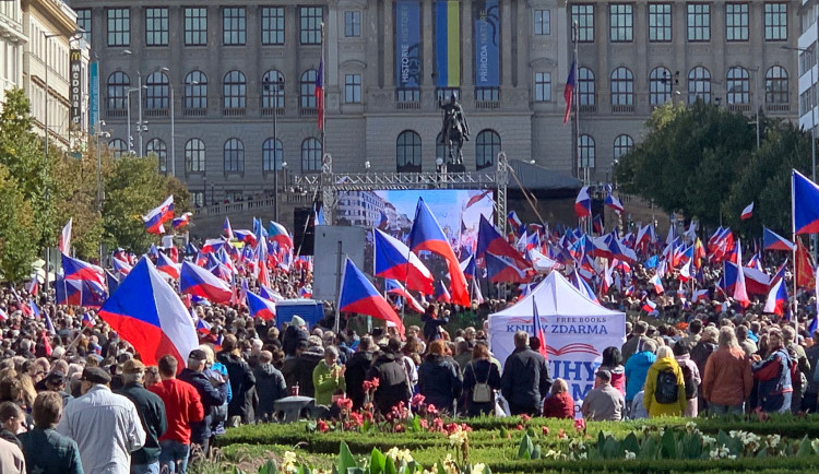 VIDEO: Václavské náměstí zaplnily desítky tisíc lidí. Demonstrovali proti vládě
