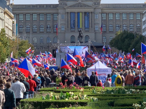 VIDEO: Václavské náměstí zaplnily desítky tisíc lidí. Demonstrovali proti vládě