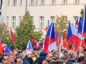 VIDEO: Václavské náměstí zaplnily desítky tisíc lidí. Demonstrují proti vládě