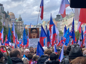 VIDEO: Václavské náměstí zaplnily desítky tisíc lidí. Demonstrují proti vládě