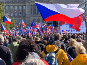 VIDEO: Václavské náměstí zaplnily desítky tisíc lidí. Demonstrují proti vládě