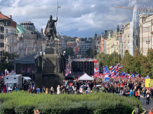 VIDEO: Václavské náměstí zaplnily desítky tisíc lidí. Demonstrují proti vládě
