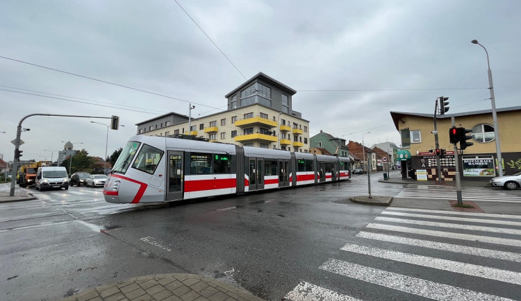 Brno rozkopalo Táborskou ulici. Měsíc neprojedou řidiči ani šaliny