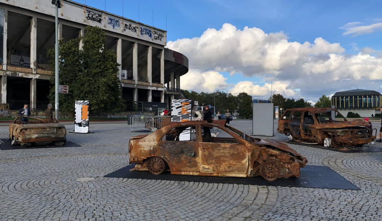 V rámci festivalu vystavili na Strahově auta zničená na Ukrajině