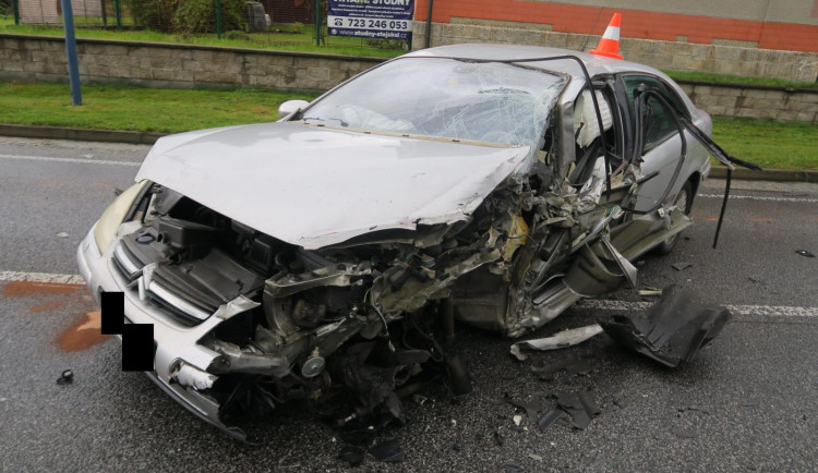 Vážná nehoda ve Smržovce. Osobní auto se srazilo s náklaďákem, na vině je zřejmě mikrospánek