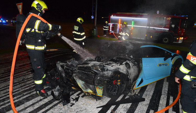 Příčina požáru se zatím vyšetřuje