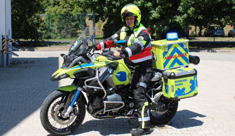 Každá minuta je rozhodující, říká motocyklový zdravotnický záchranář Tomáš Dudich