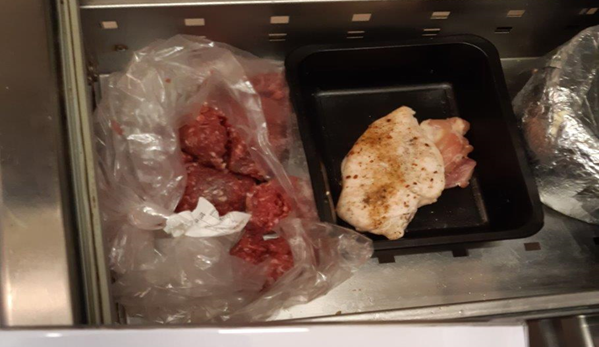 Syrové maso vedle vařeného, špinavé lednice. Pražští hygienici rozdali v srpnu přes třicet pokut
