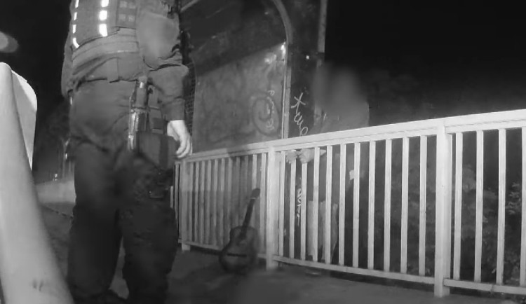 VIDEO: Policista rozmluvil muži skok z Nuselského mostu
