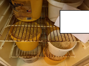 Syrové maso s vařeným, špinavé lednice. Pražští hygienici rozdali v srpnu přes třicet pokut