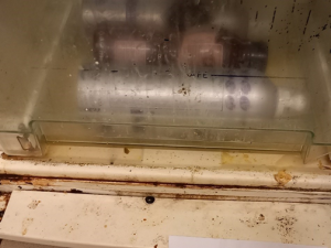 Syrové maso s vařeným, špinavé lednice. Pražští hygienici rozdali v srpnu přes třicet pokut