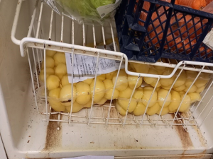 Syrové maso s vařeným, špinavé lednice. Pražští hygienici rozdali v srpnu přes třicet pokut