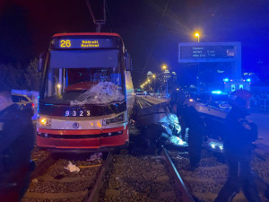 Zdrogovaný řidič narazil autem do tramvaje. Při nehodě se zranily dvě mladé ženy
