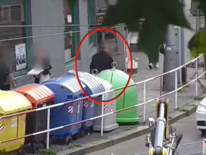 VIDEO: Opilý vandal vyváděl na Žižkově. Chtěl napadnout strážníka, skončil na záchytce