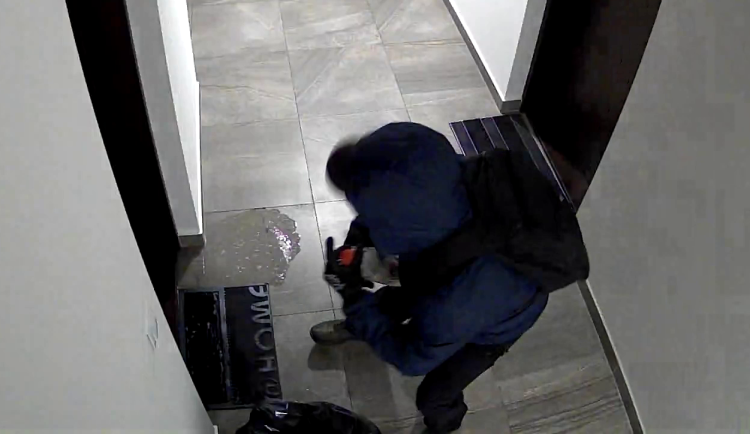 Po žháři pátrá policie.