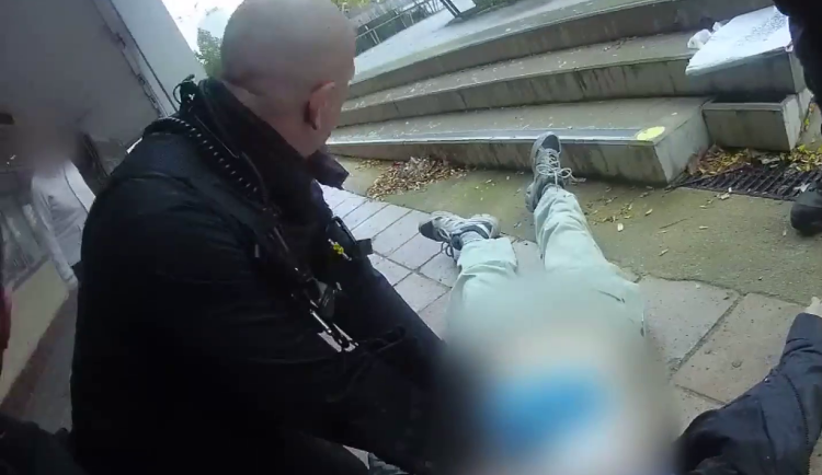 VIDEO: Muž zkolaboval na ulici. O jeho život bojovali kolemjdoucí i policisté
