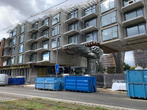 Obří ocelová socha ženy, která podpírá bytový dům, bude otáčet hlavou