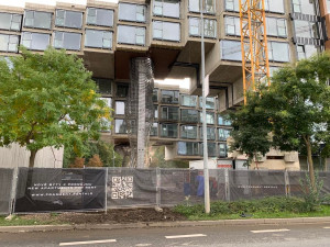 Obří ocelová socha ženy, která podpírá bytový dům, bude otáčet hlavou