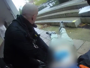 VIDEO: Muž zkolaboval na ulici. O jeho život bojovali kolemjdoucí i policisté
