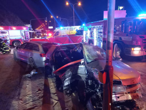 Při nehodě dvou aut v Praze 10 zemřel člověk. Další dva jsou ve vážném stavu
