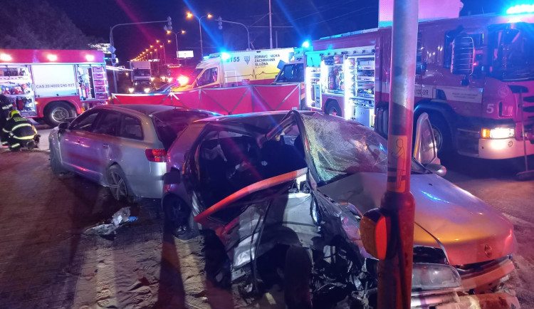 Auta se střetla na Černokostelecké ulici.