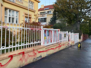 V noci na dnešek někdo polil ukrajinskou ambasádu v Praze červenou barvou