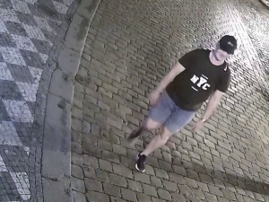 VIDEO: Lupič přepadl ženu v centru Prahy. Vyhrožoval jí pistolí