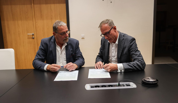 Memorandum o budoucí spolupráci podepsali Milan Maruštík za ANO a Vojtěch Kos za Společně pro Prahu 12.