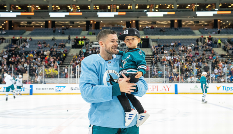 Hvězdy NHL září v Praze. Hertl vzal syna na led a ukázal Prahu spoluhráčům