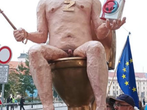 Před Pražským hradem se sešli demonstranti. Vyzývají ke sjednocení Evropské unie