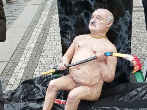 Před Pražským hradem se sešli demonstranti. Vyzývají ke sjednocení Evropské unie